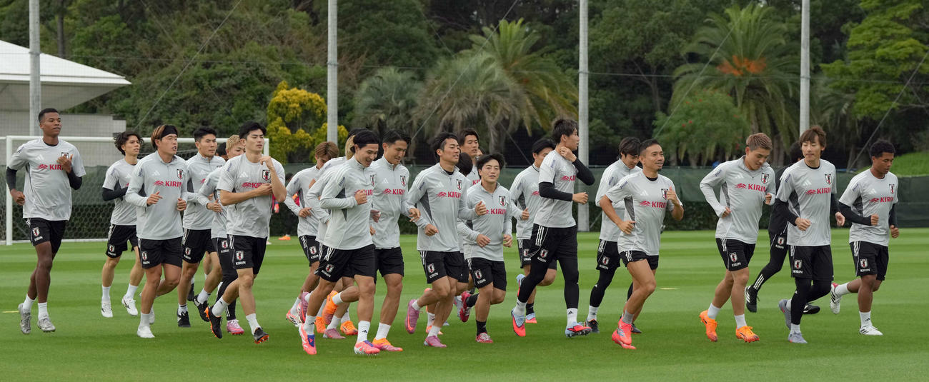 ランニングをする日本代表イレブン（撮影・たえ見朱実）