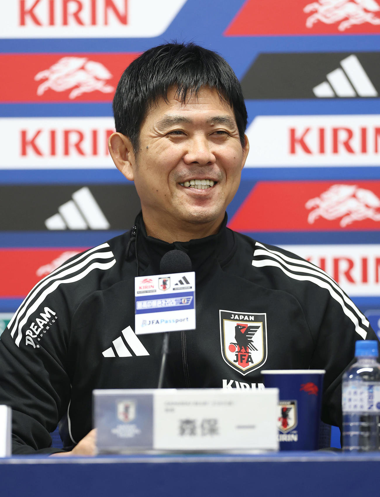 パラグアイ戦に向けた公式会見で笑顔を見せる森保監督（撮影・前田充）