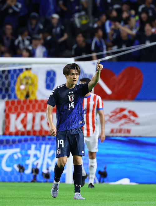 日本対パラグアイ　前半、同点ゴールを決め右手で指さす小川（撮影・藤尾明華）