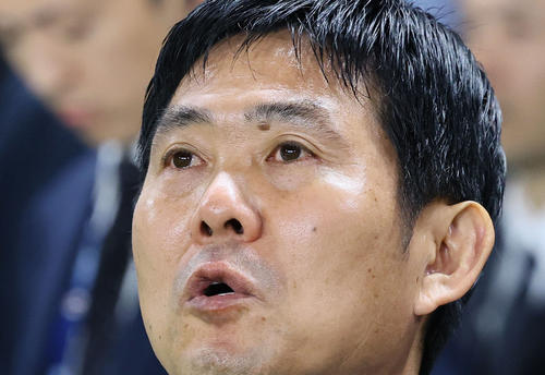 日本対パラグアイ　国歌を歌う日本森保監督（撮影・藤尾明華）
