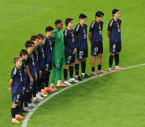キリンチャレンジカップ2025　日本対パラグアイ　試合前、釜本邦茂さんに黙祷する日本イレブン（撮影・上田博志）