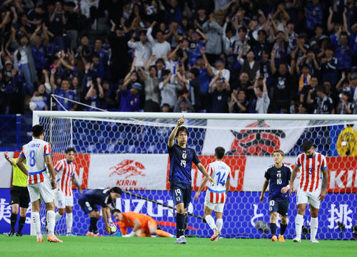 日本対パラグアイ　前半、同点ゴールを決め右手で指さす小川（中央）（撮影・藤尾明華）
