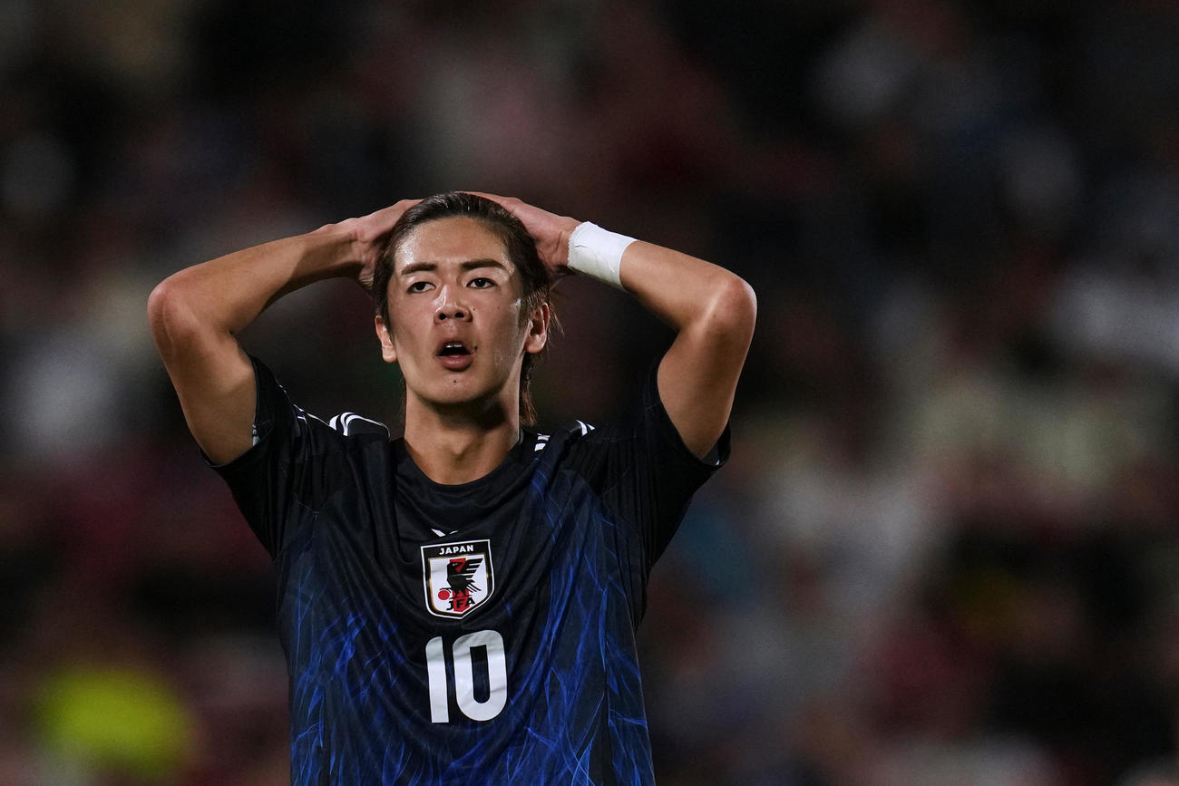 頭を抱える大関友翔（AP）