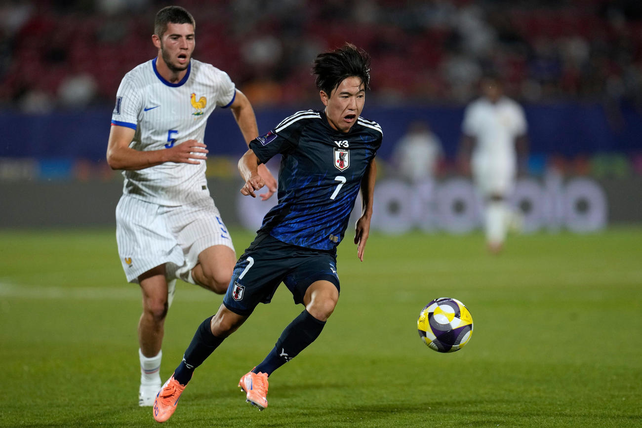 フランス戦でプレーする佐藤龍之介（AP）