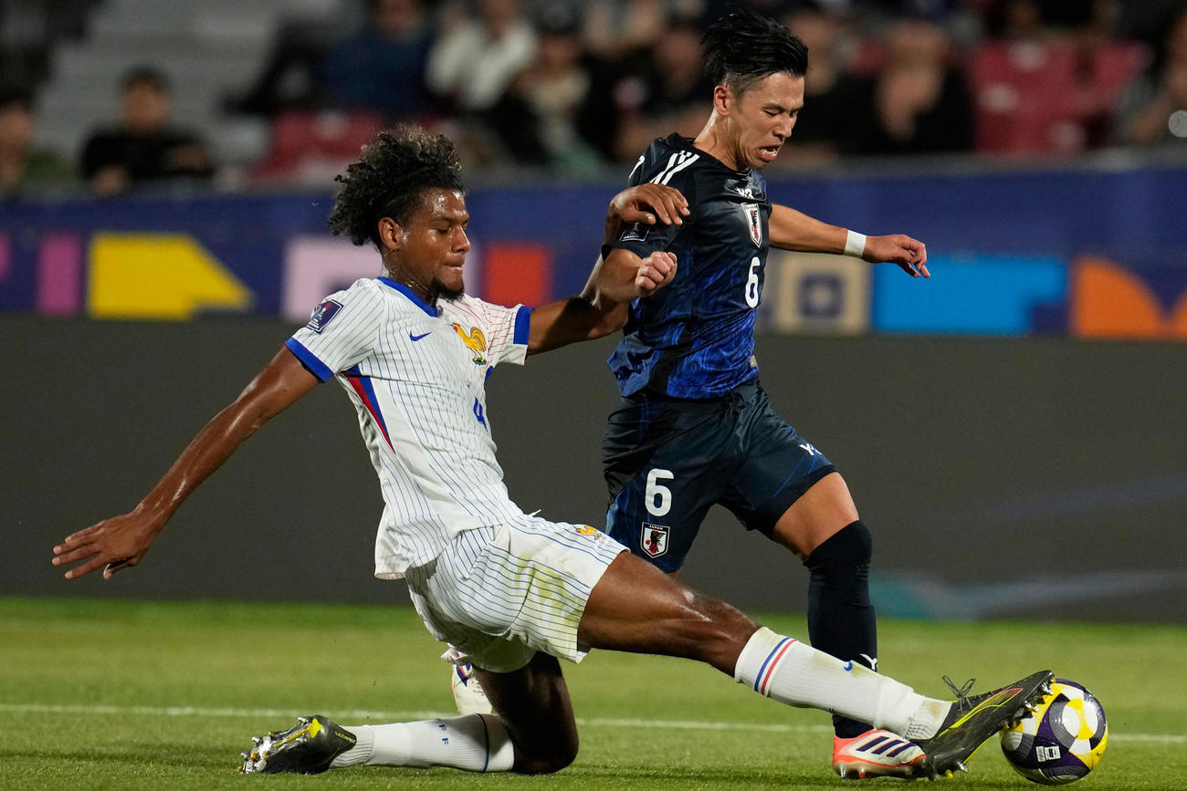 フランス戦で競り合う小倉幸成（AP）