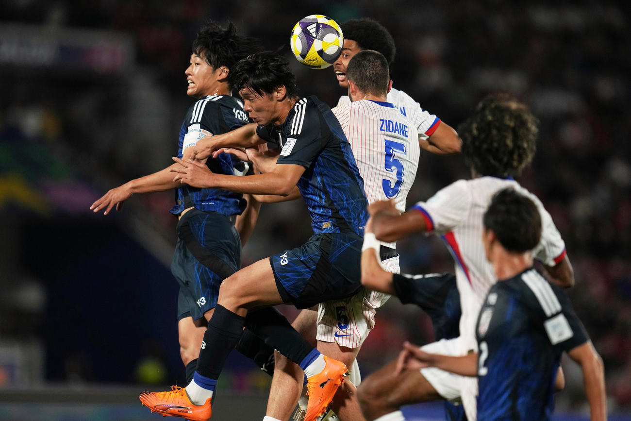 激しく競り合う喜多壱也ら（AP）
