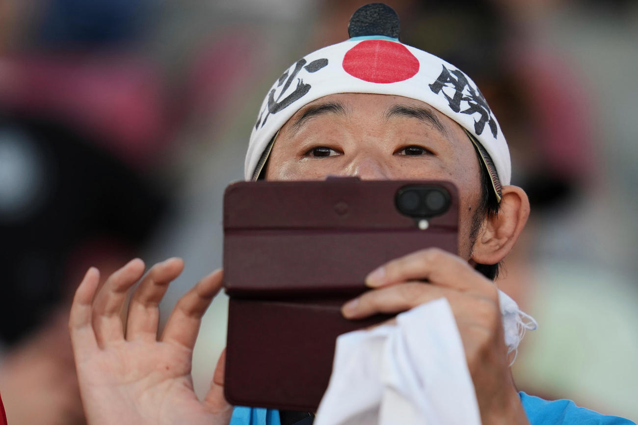 現地で声援を送る日本サポーター（AP）