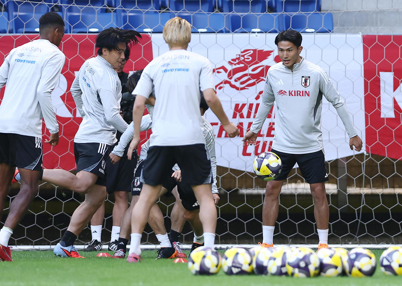 パラグアイ戦に向けた公式練習に臨む渡辺（右）ら日本代表の選手たち（撮影・前田充）