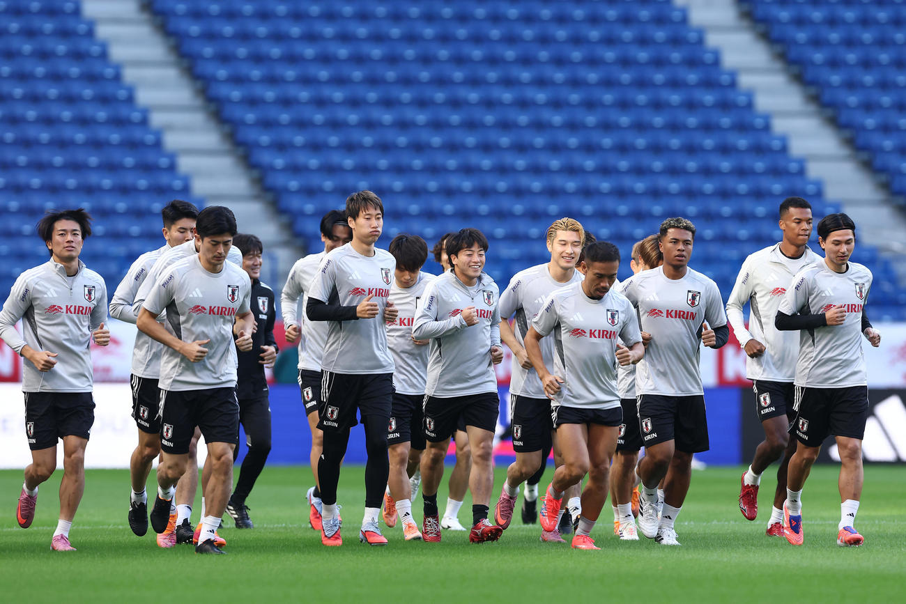 パラグアイ戦に向けた公式練習に臨む日本代表の選手たち（撮影・前田充）