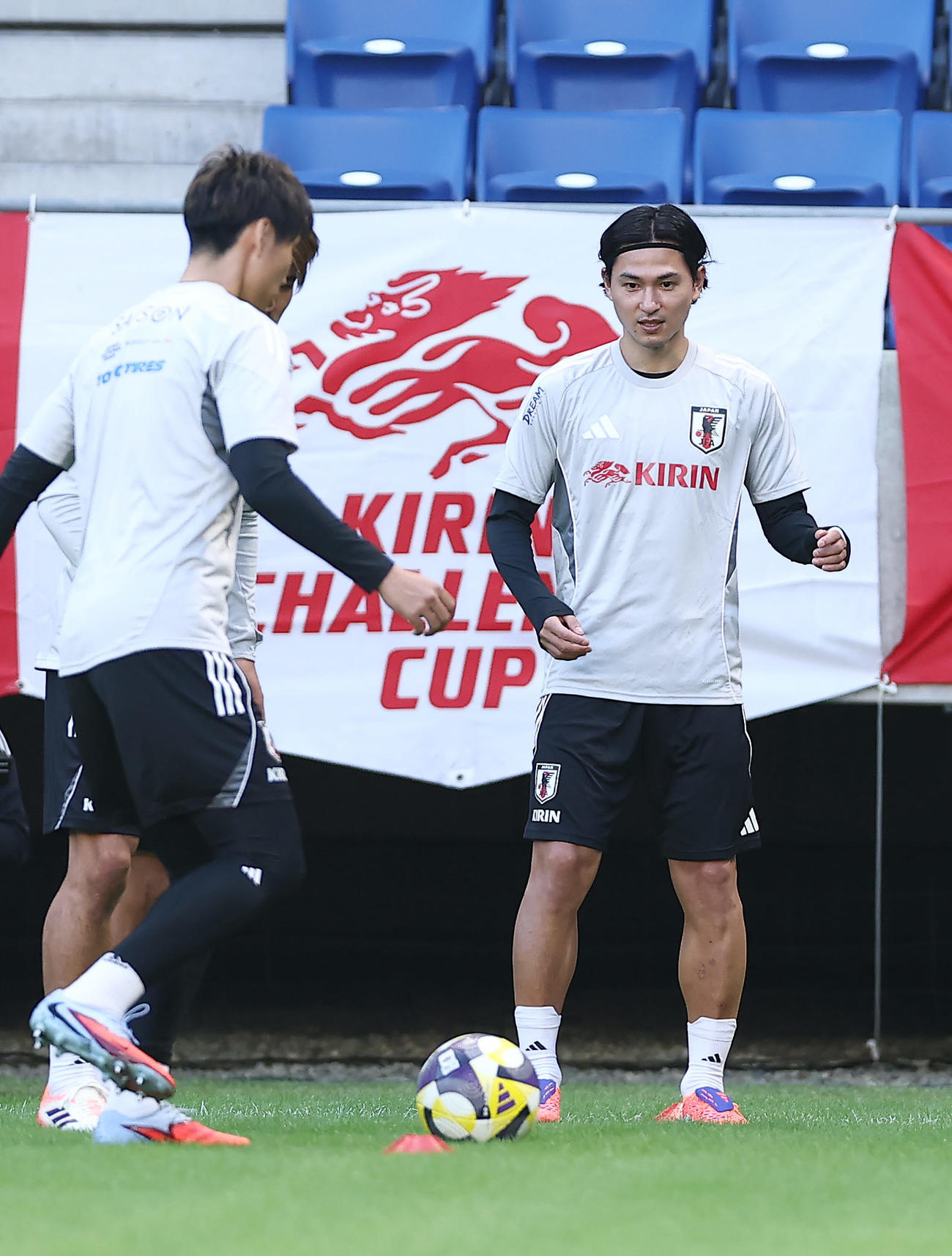パラグアイ戦に向け公式練習に臨む南野（右）ら（撮影・前田充）