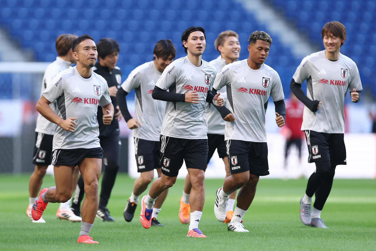 パラグアイ戦に向けた公式練習に臨む南野（中央）ら日本代表の選手たち（撮影・前田充）