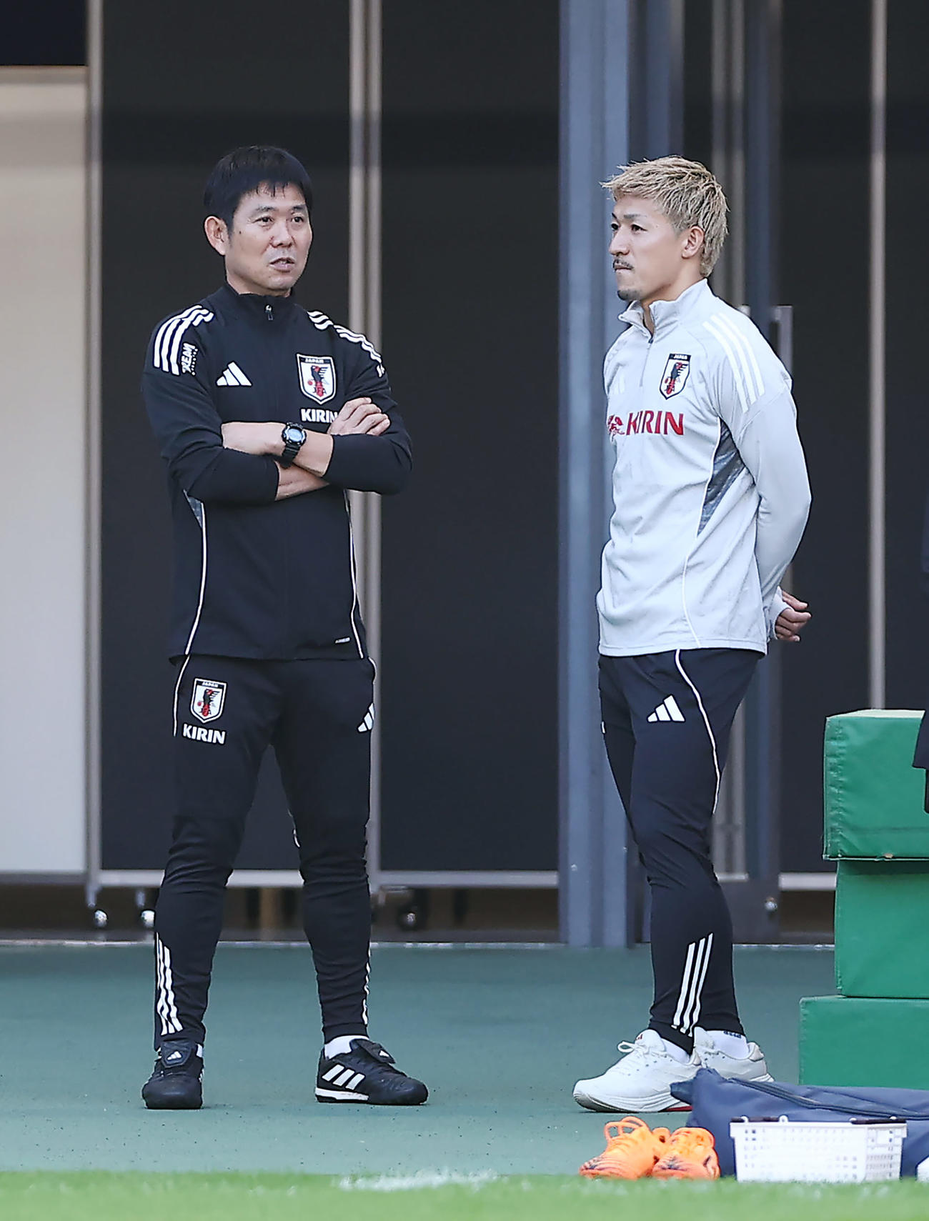 パラグアイ戦に向け公式練習で言葉を交わす森保監督（左）と前田（撮影・前田充）