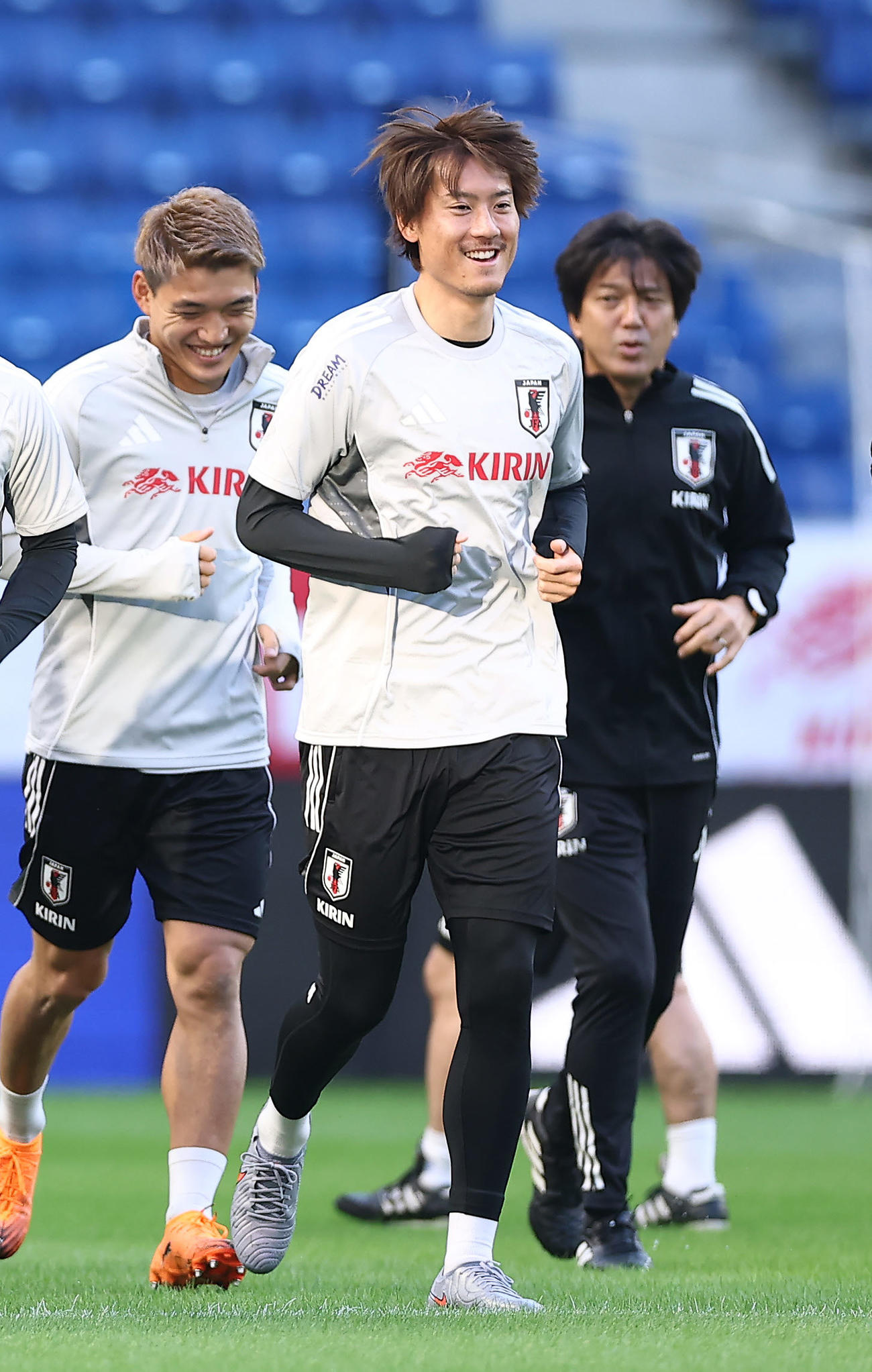 パラグアイ戦に向けた公式練習に臨む瀬古（中央）ら（撮影・前田充）
