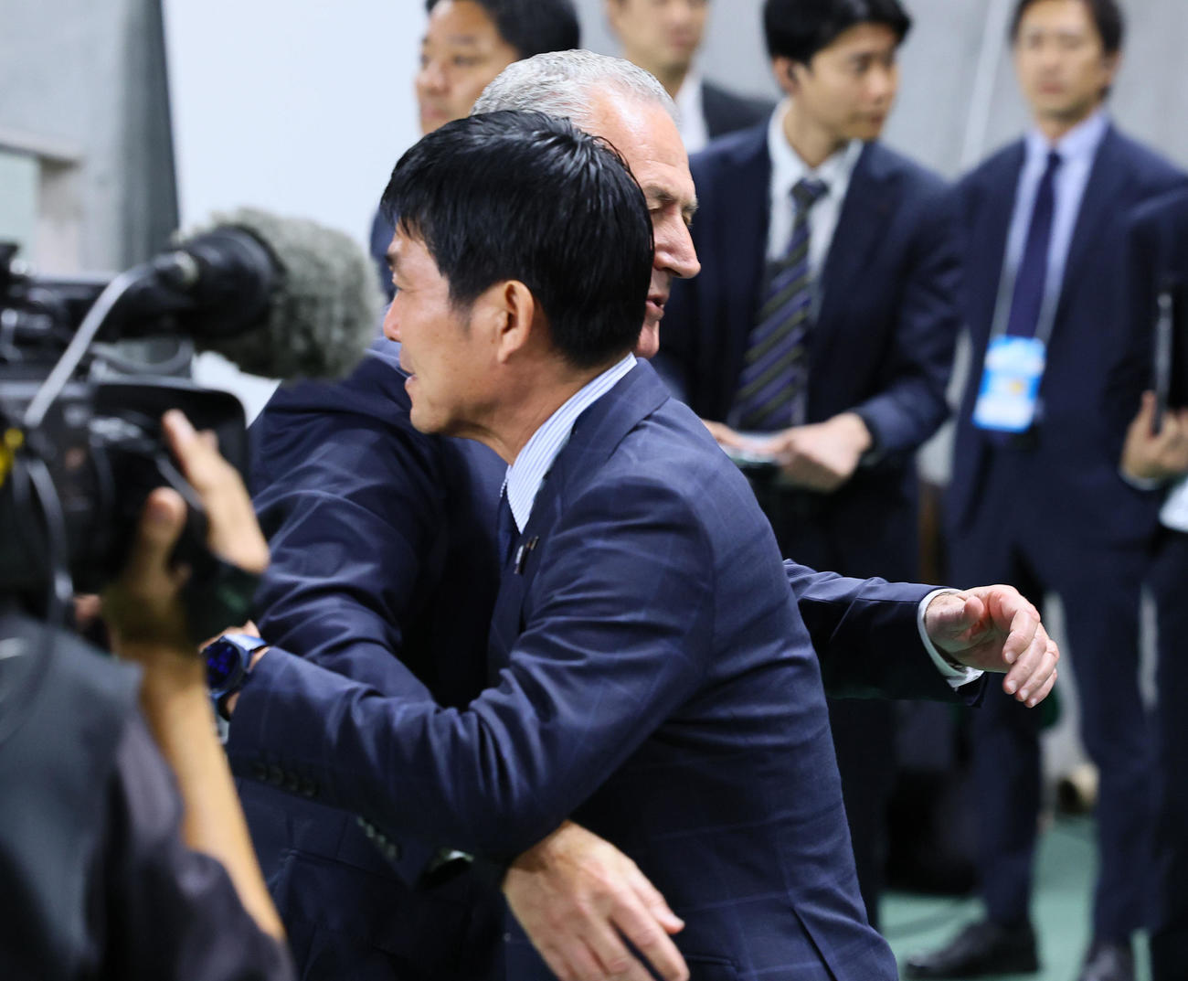日本対パラグアイ　前半、アルファロ監督と抱き合う森保監督（撮影・藤尾明華）