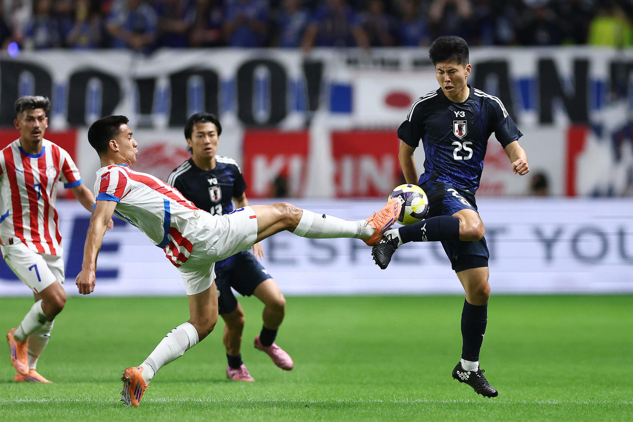 日本対パラグアイ　前半、競り合う鈴木淳之介（撮影・前田充）
