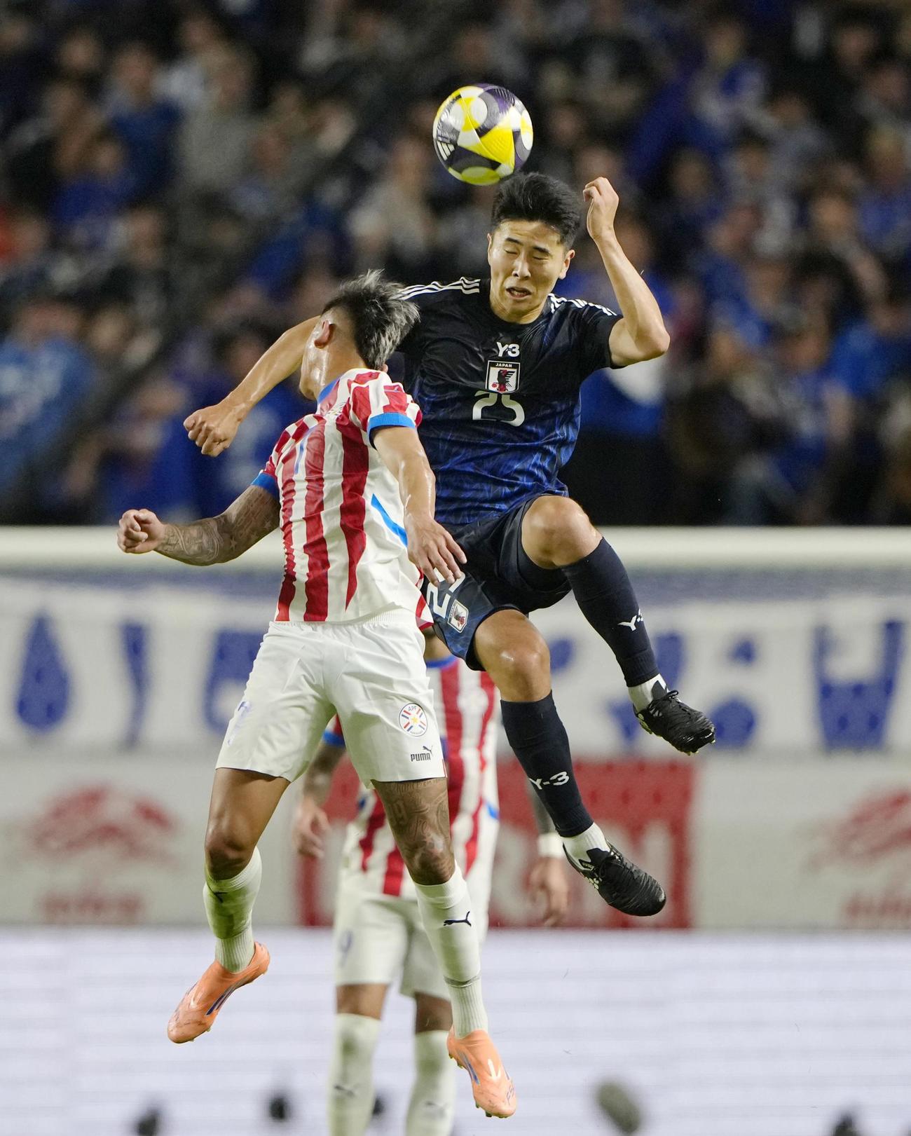 前半、ヘディングで競り合う鈴木淳（右）（共同）