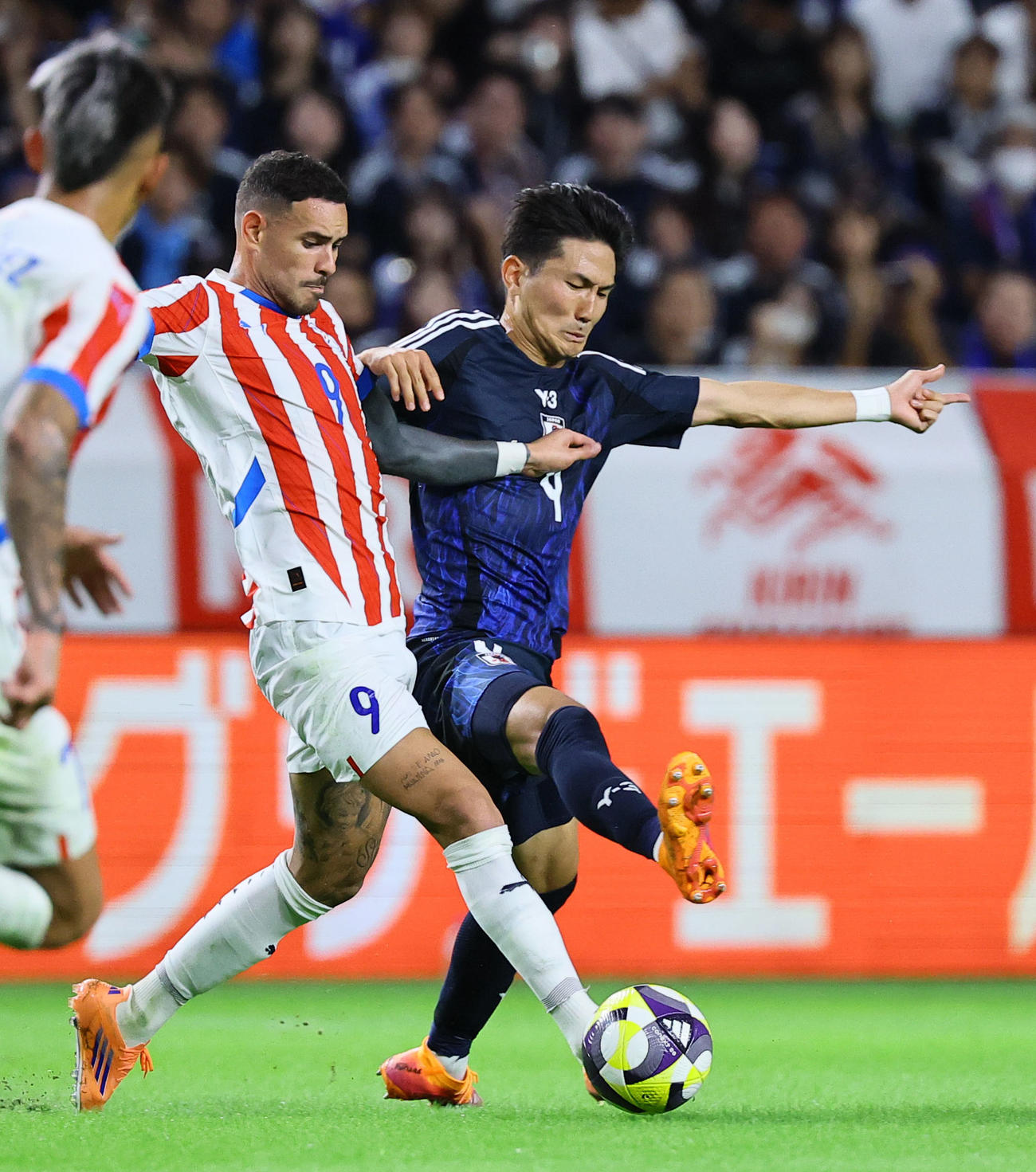 日本対パラグアイ　後半、競り合う渡辺（右）（撮影・藤尾明華）