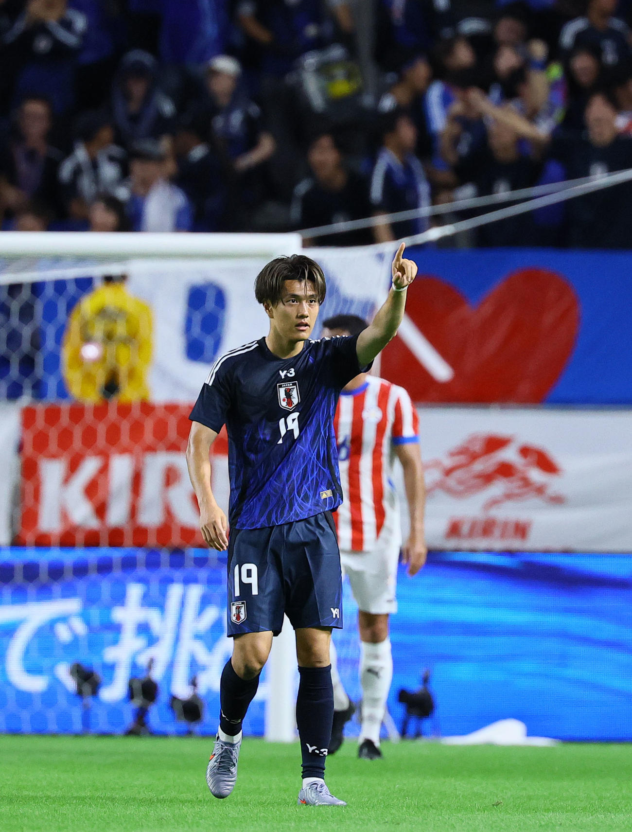 日本対パラグアイ　前半、同点ゴールを決め右手で指さす小川（撮影・藤尾明華）