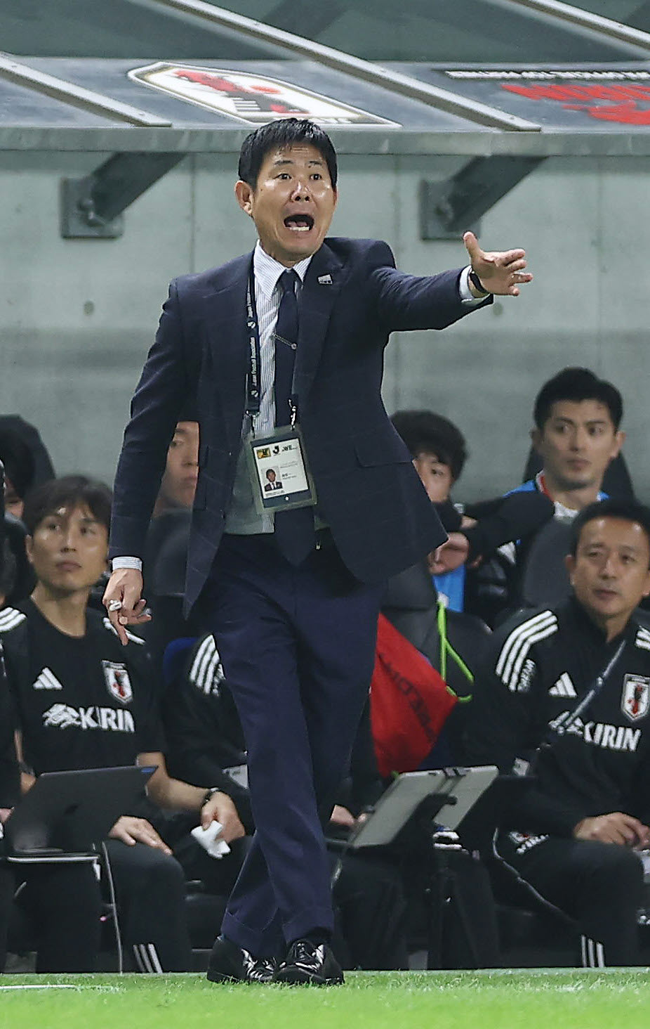 日本対パラグアイ　前半、声を張り上げ指示を出す森保監督（撮影・前田充）