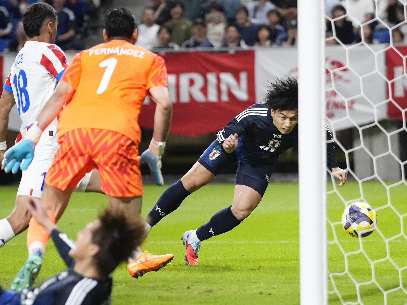 試合終了間際、ヘディングで同点ゴールを決める上田（共同）