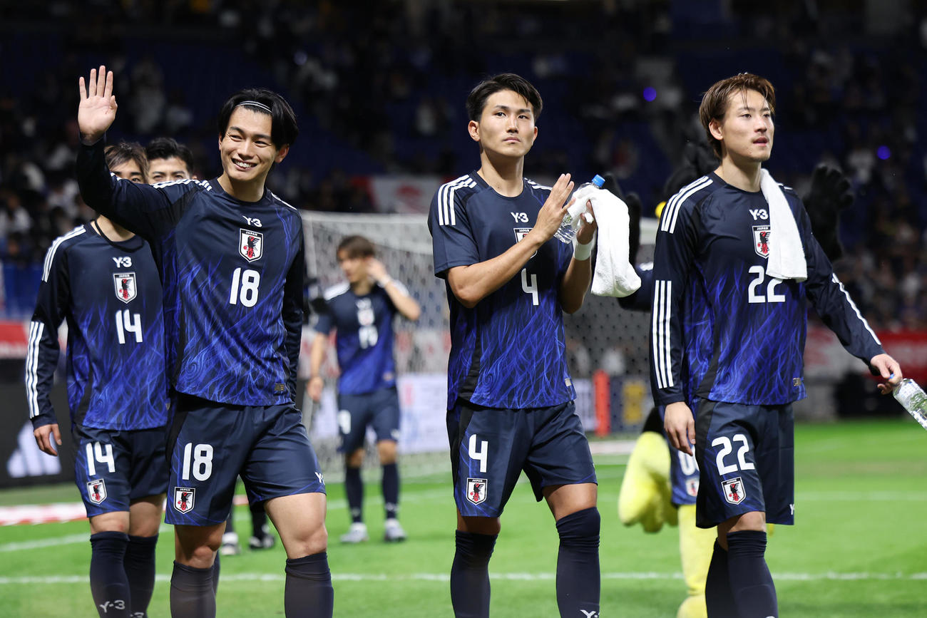 日本対パラグアイ　試合後、笑顔でファンに手を振る上田（左）ら（撮影・前田充）
