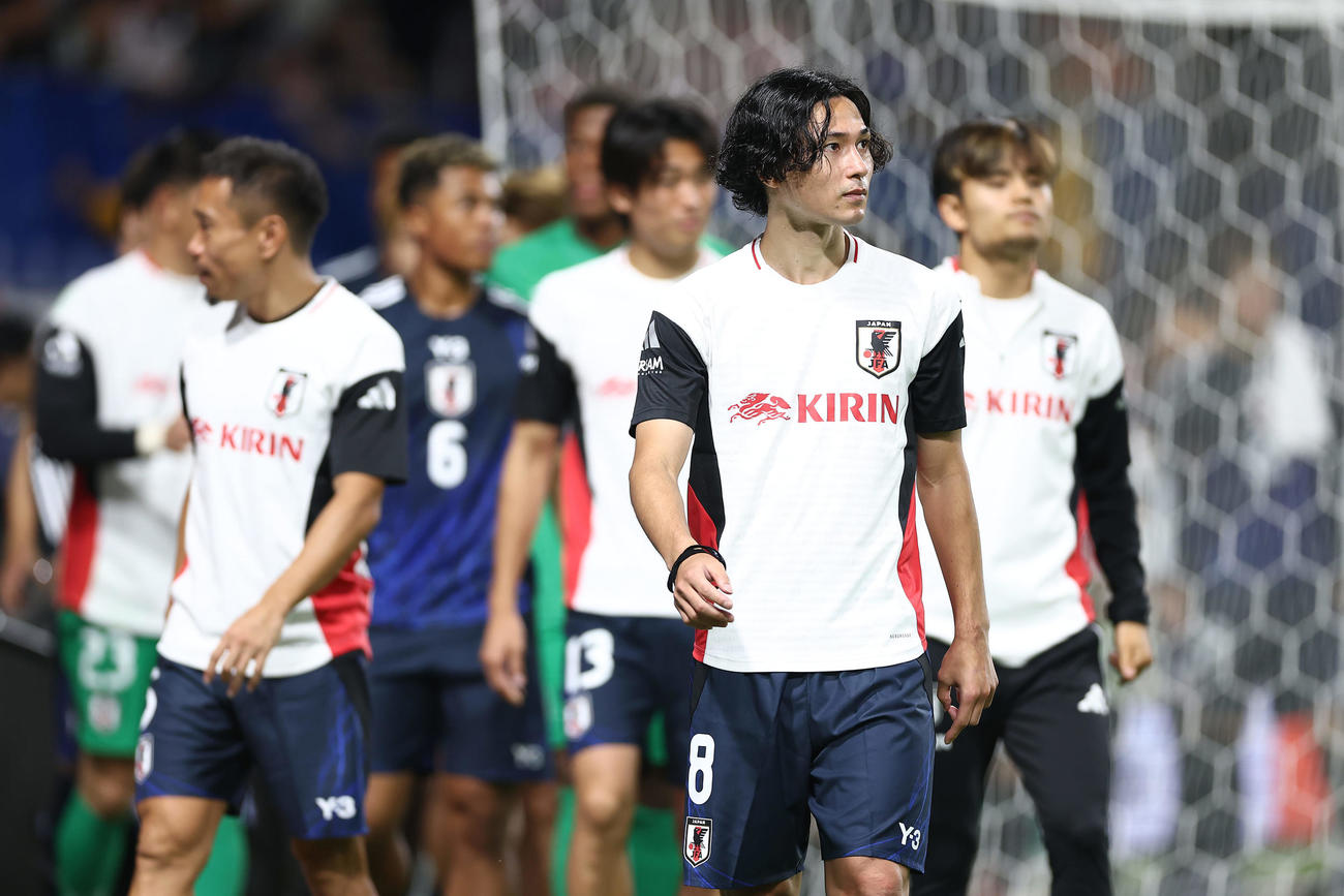 日本対パラグアイ　パラグアイと引き分けに終わり、ファンへのあいさつに向かう南野（手前）ら（撮影・前田充）