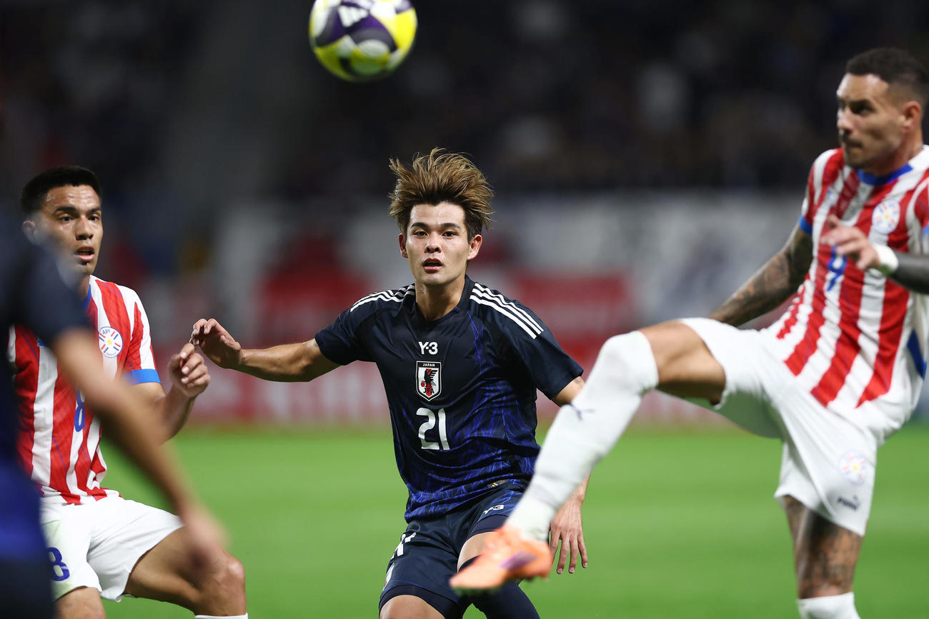 日本対パラグアイ　前半、相手に寄せる佐野（中央）（撮影・前田充）
