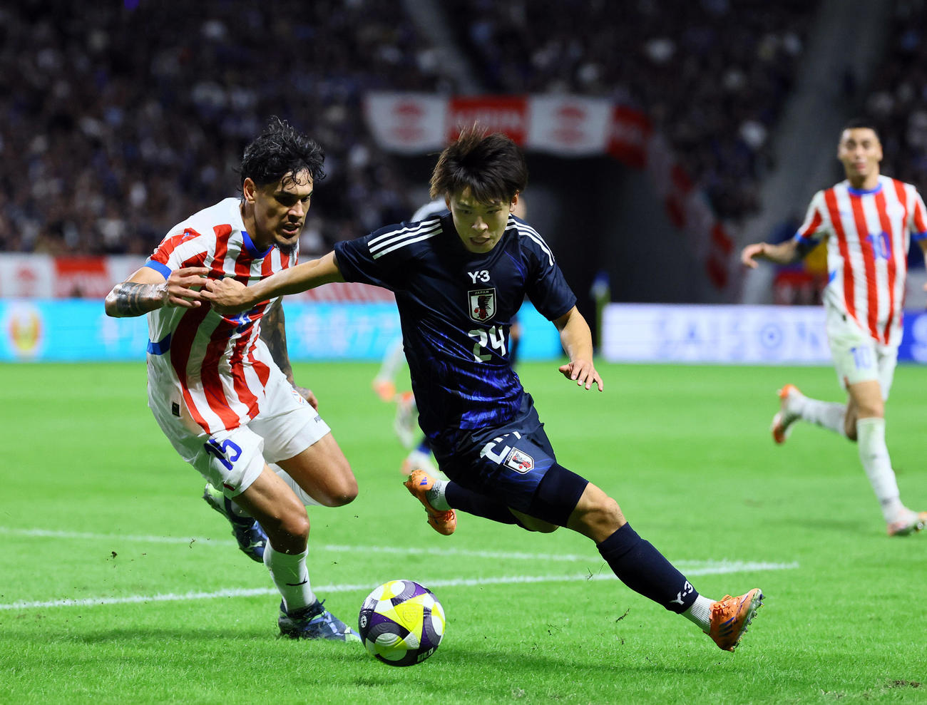 日本対パラグアイ　後半、競り合う斉藤（右）（撮影・藤尾明華）