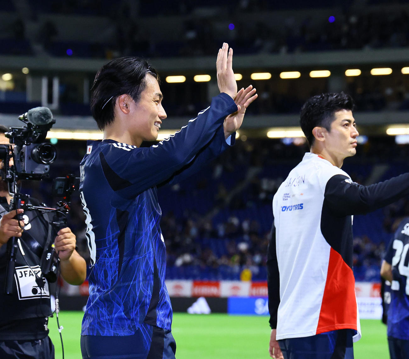日本対パラグアイ　サポーターに手を振る上田（撮影・藤尾明華）
