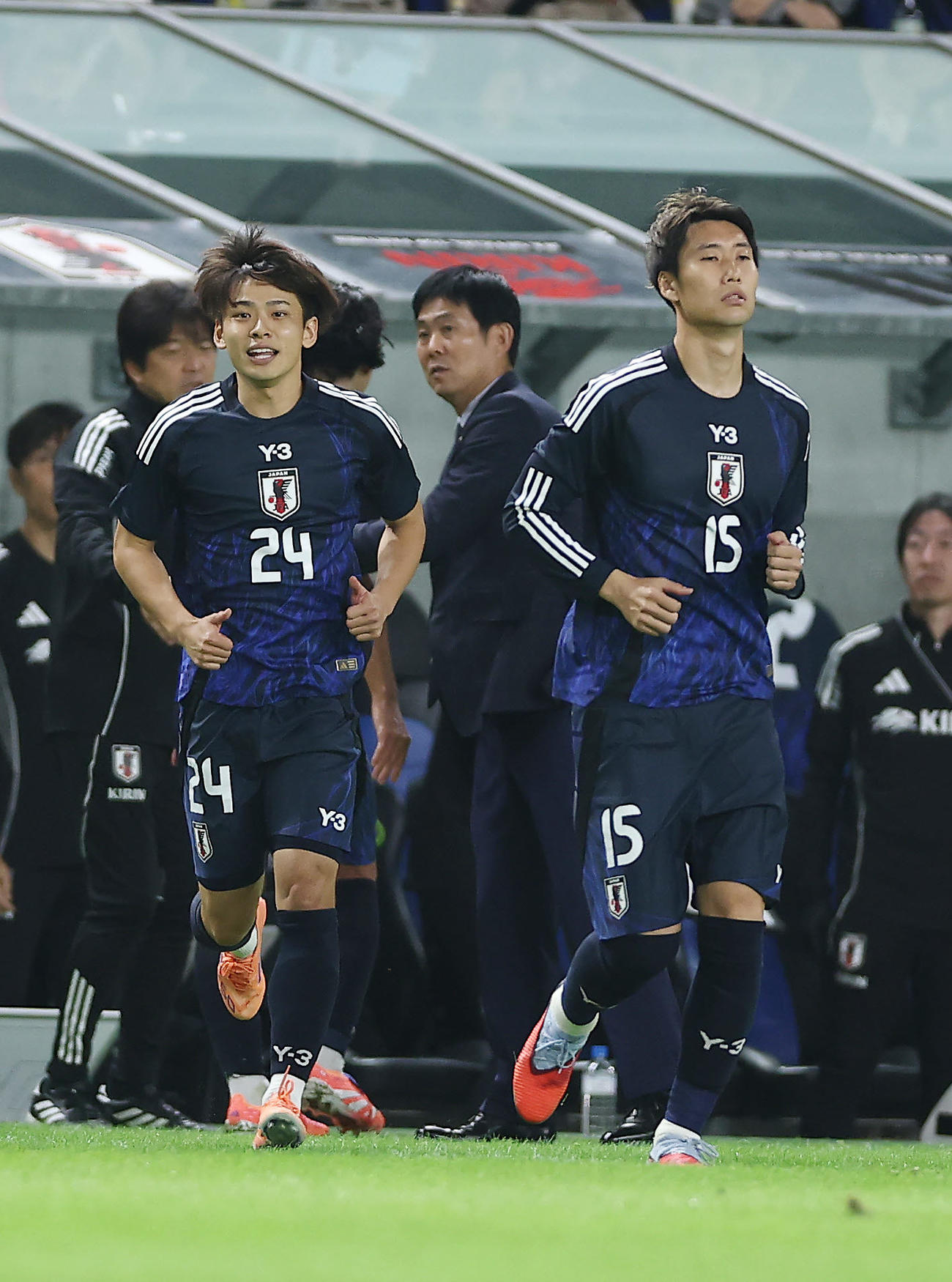 日本対パラグアイ　後半、途中出場でピッチへ入る斉藤（左）と鎌田（撮影・前田充）