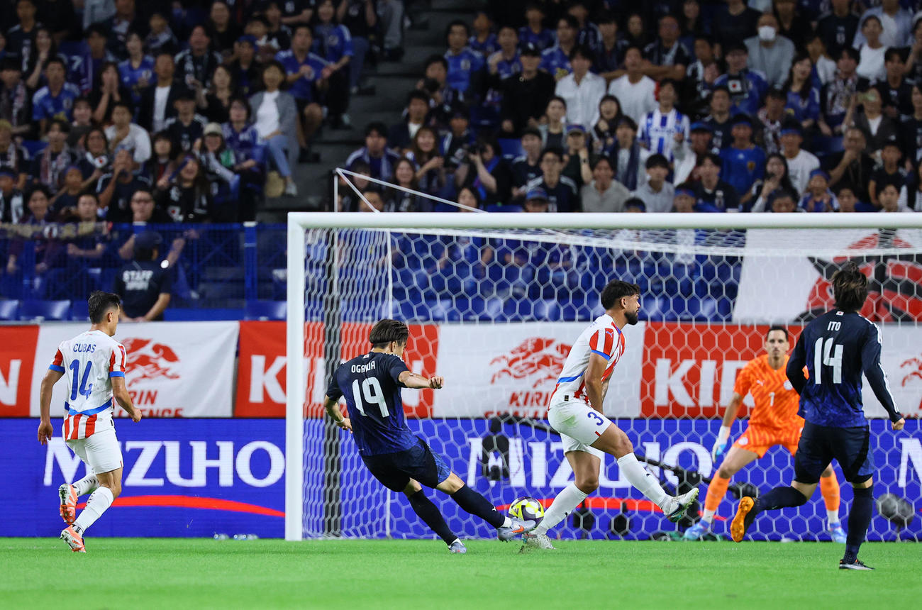 日本対パラグアイ　前半、右足を振り抜きゴールを決める小川航基（左から2人目）（撮影・藤尾明華）