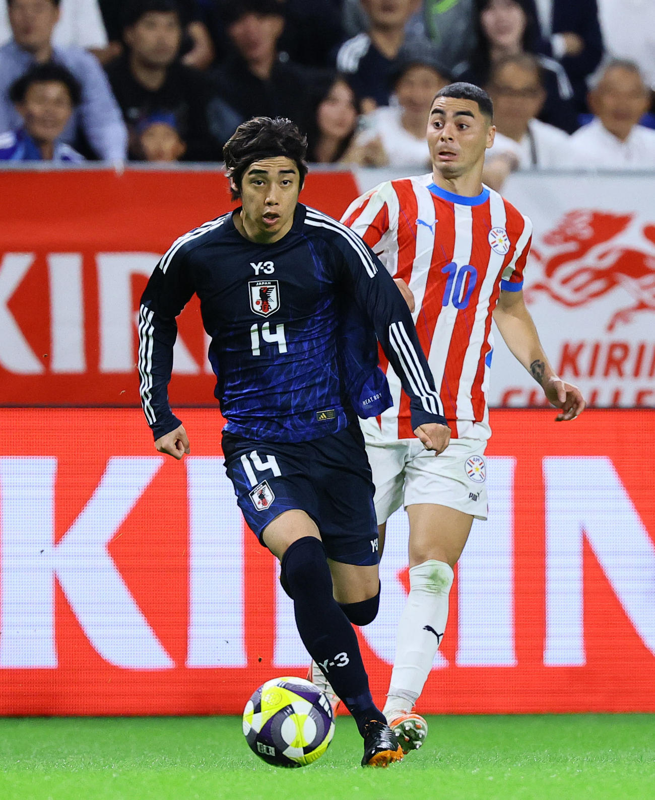 日本対パラグアイ　後半、攻め込む伊東（撮影・藤尾明華）