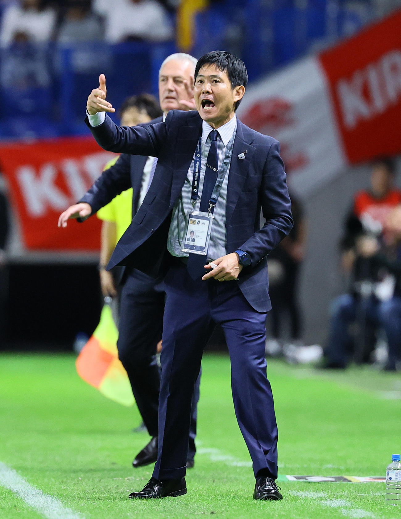 日本対パラグアイ　前半、指示を出す森保監督（撮影・藤尾明華）