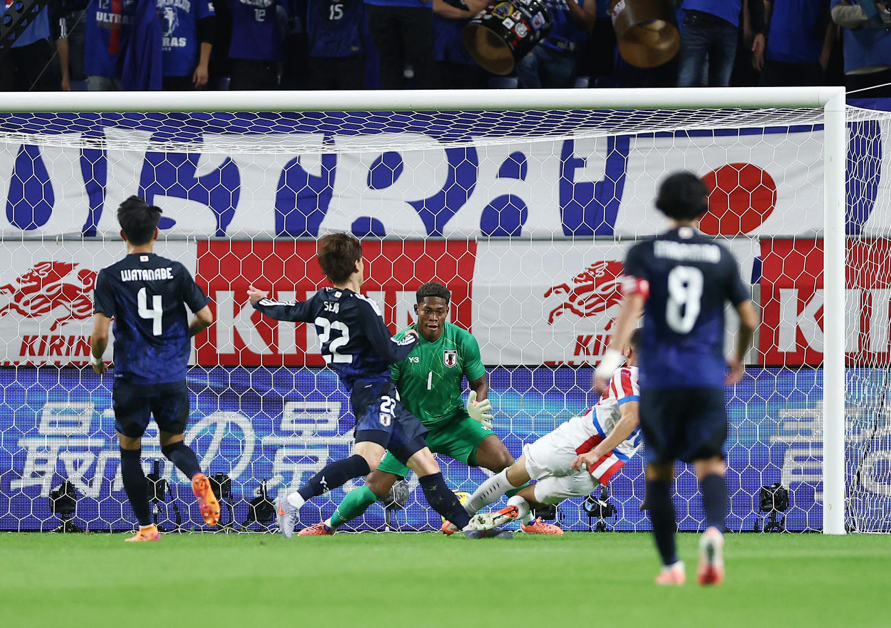 日本対パラグアイ　前半、パラグアイ代表アルミロン（右から2人目）にゴールを決められ、先制を許した日本代表。GK鈴木（撮影・前田充）