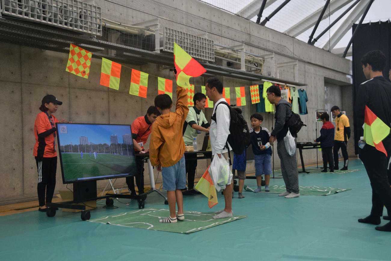審判体験コーナーを楽しむ参加者（撮影・泉光太郎）