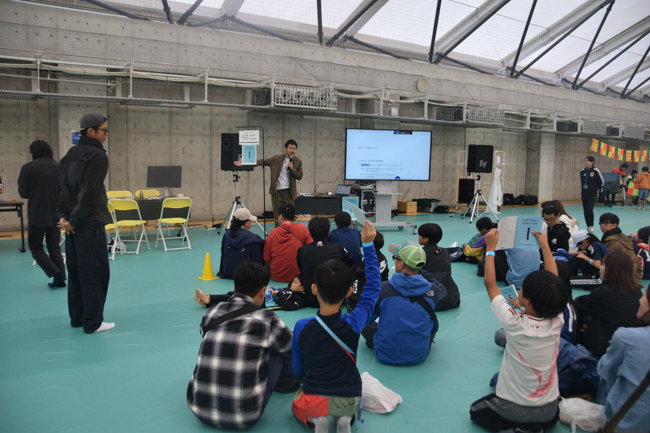 選手の語学指導をする講師による英語教室（撮影・泉光太郎）