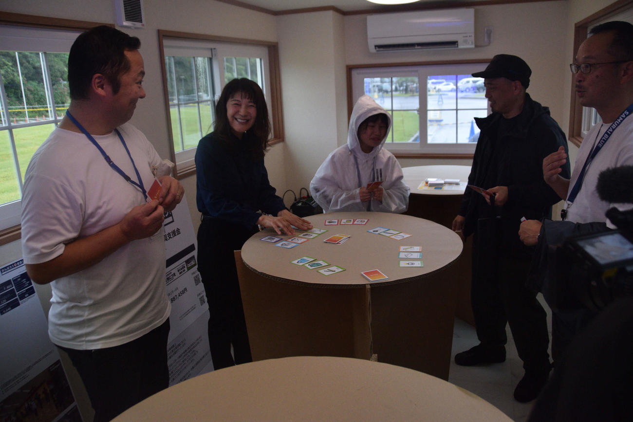 移動式の遊び場で「防災カードゲーム」を楽しむ参加者（撮影・泉光太郎）