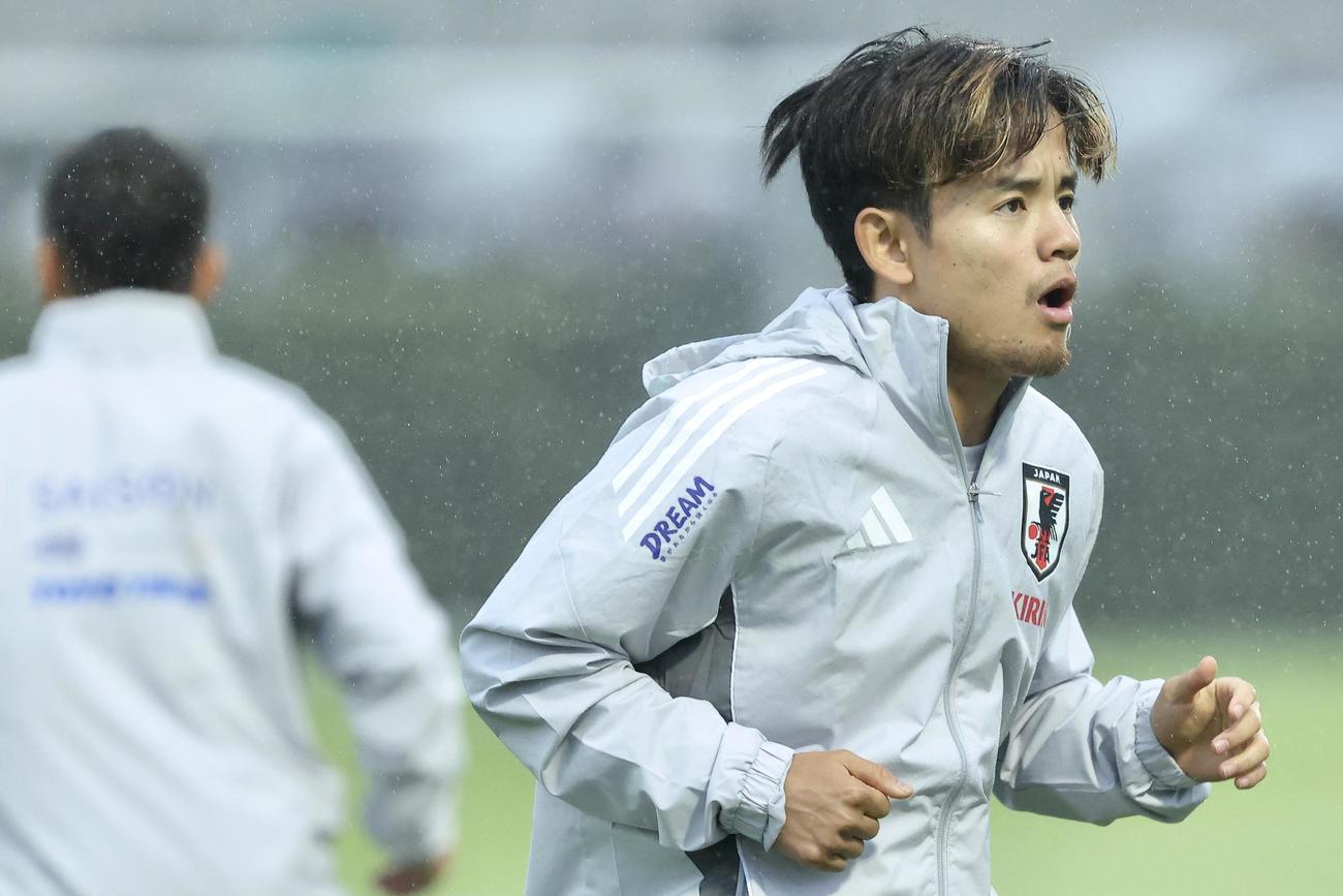 笑顔で練習に臨む久保（撮影・河田真司）
