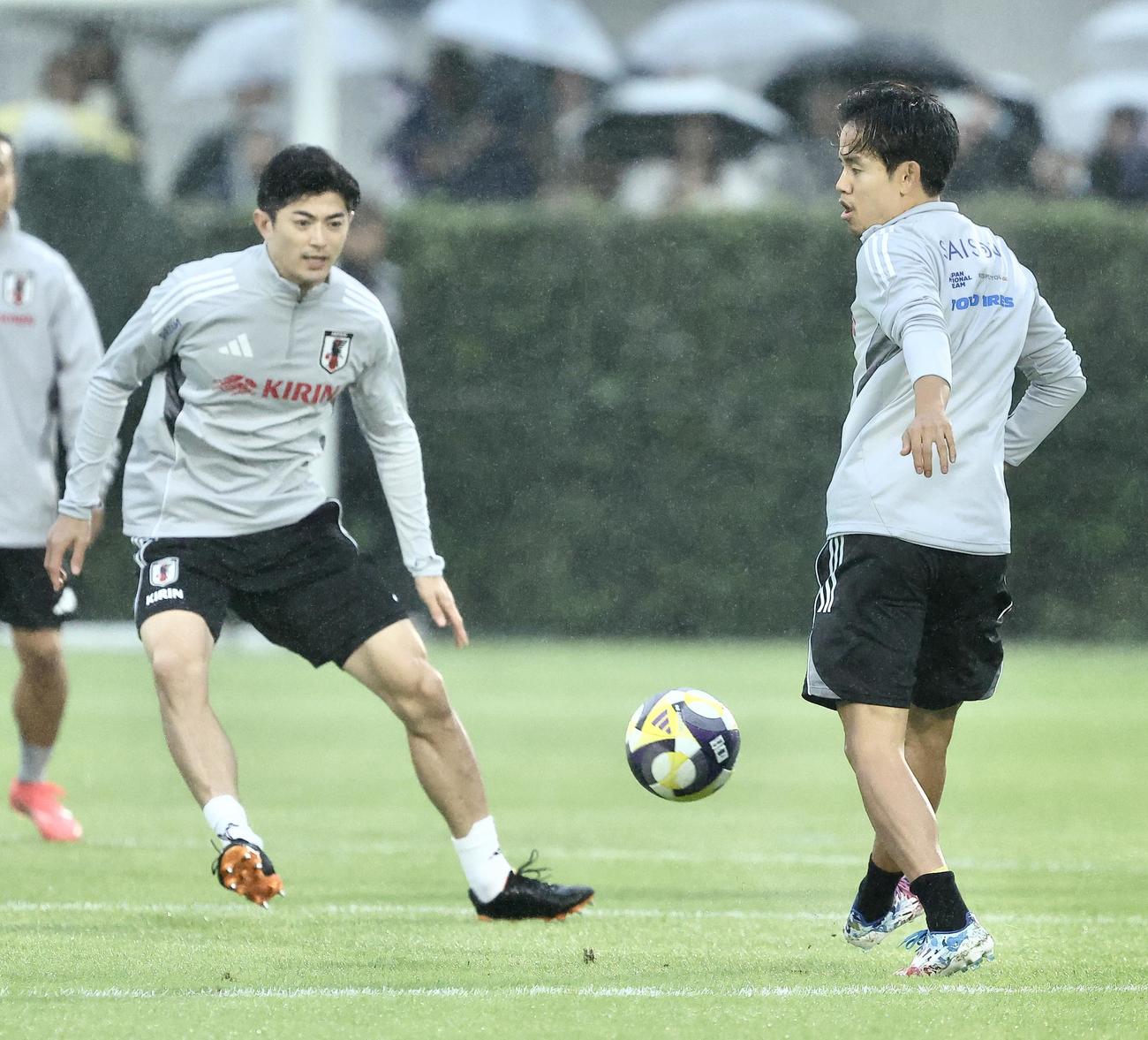 練習に臨む久保（右）と谷口（撮影・河田真司）