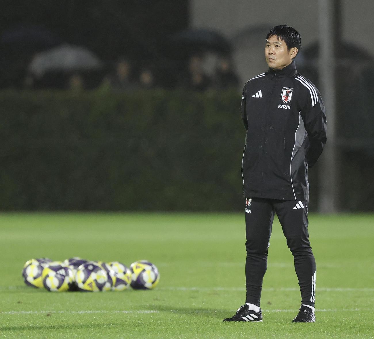 練習を見守る日本代表森保監督（撮影・河田真司）