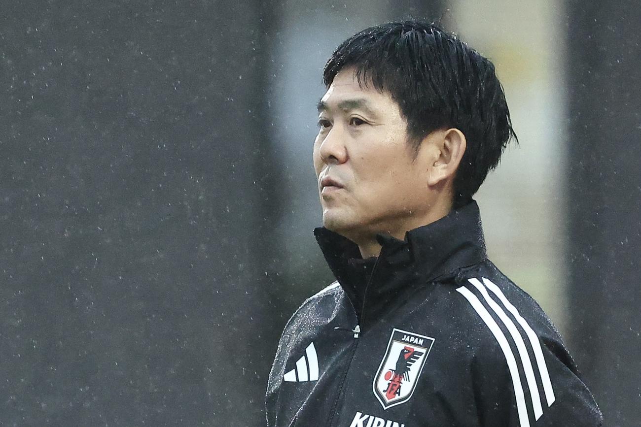 練習を見守る日本代表森保監督（撮影・河田真司）