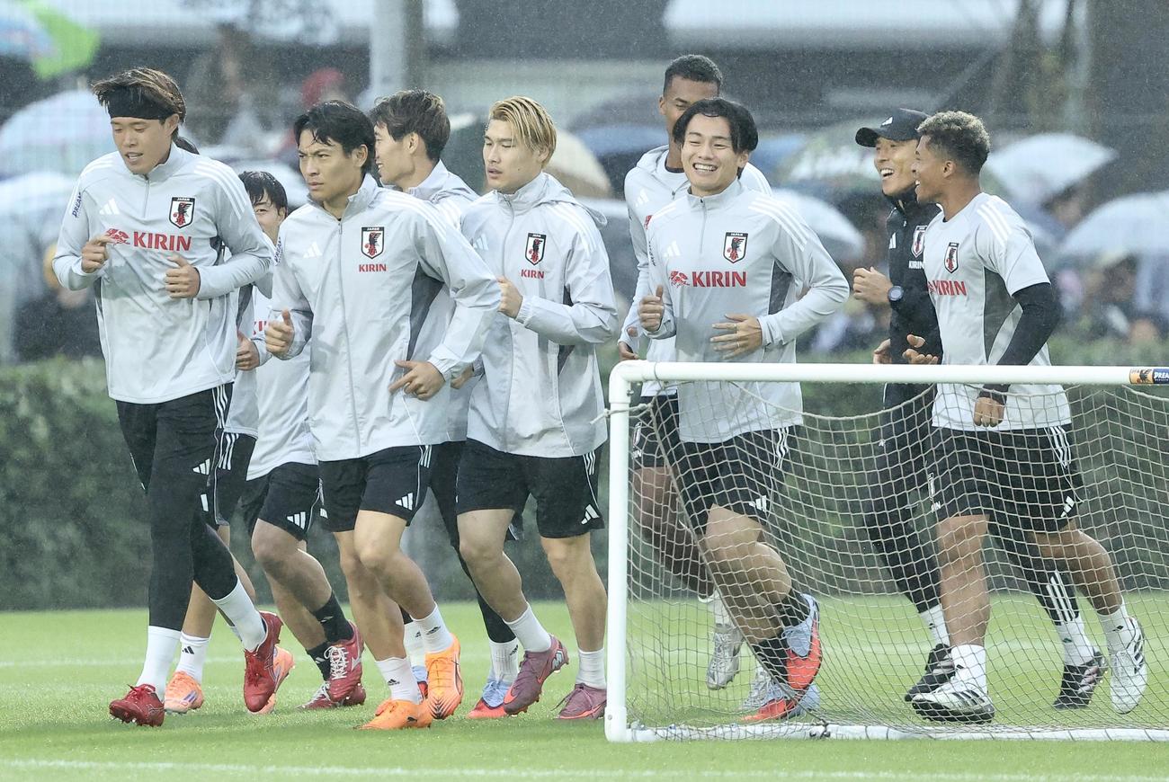 笑顔で練習に臨む上田（右から3人目）（撮影・河田真司）