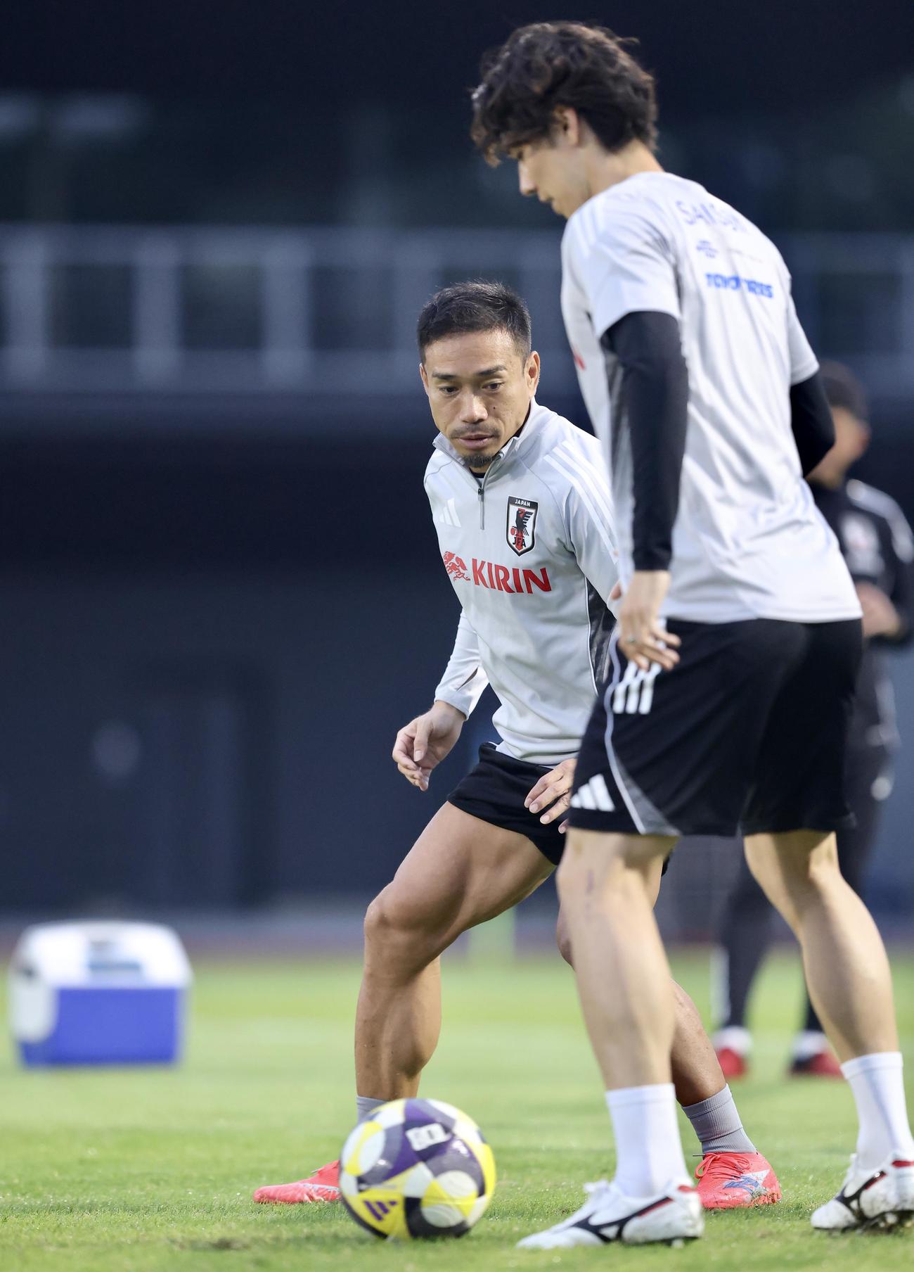 練習に臨む長友（撮影・河田真司）