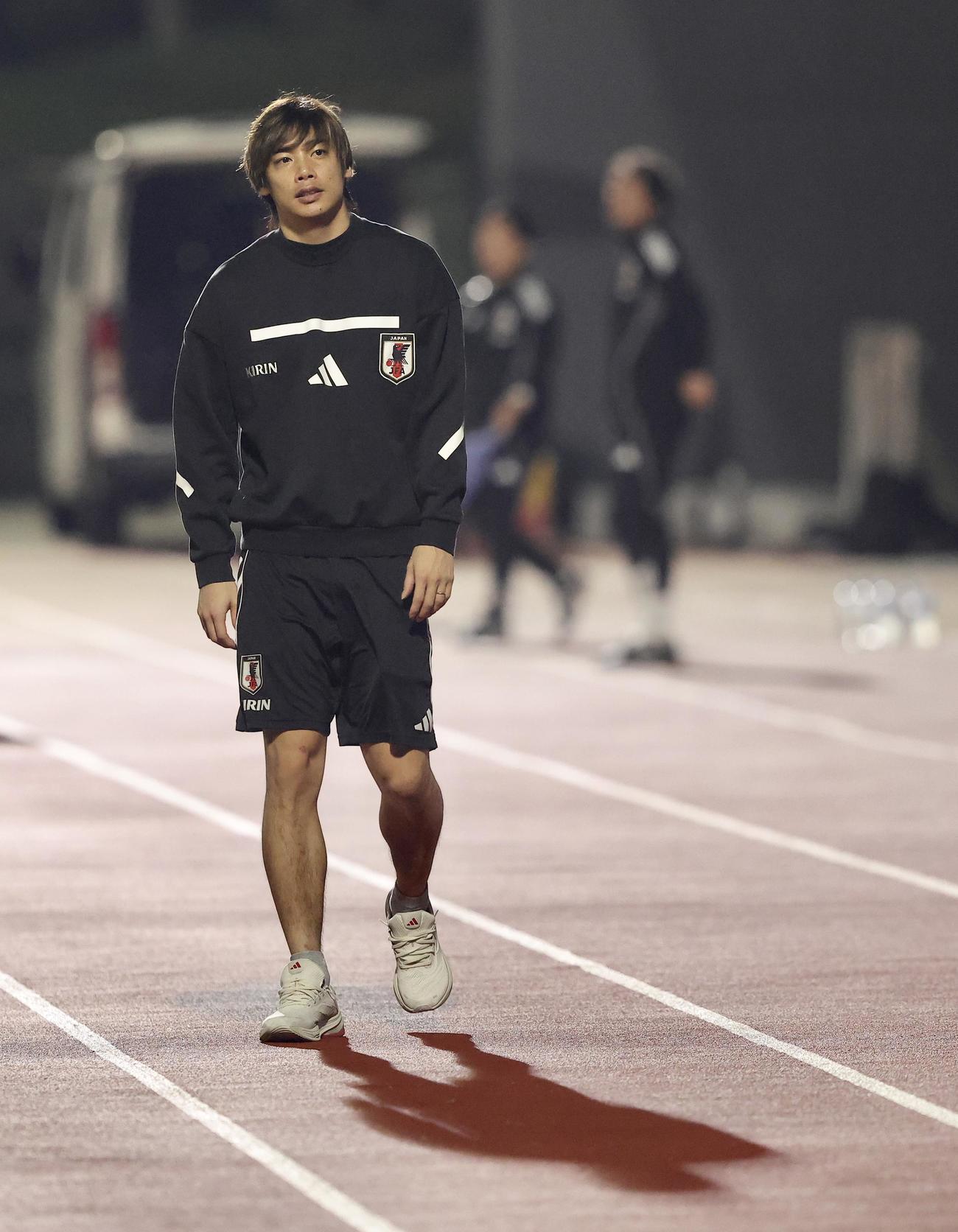 移動する伊東（撮影・河田真司）