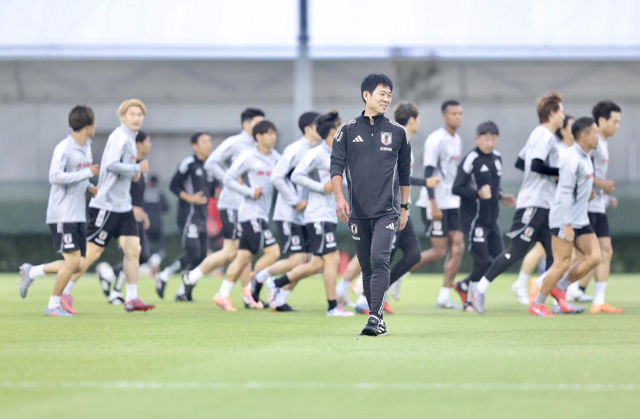 練習を見守る日本代表森保監督（撮影・河田真司）