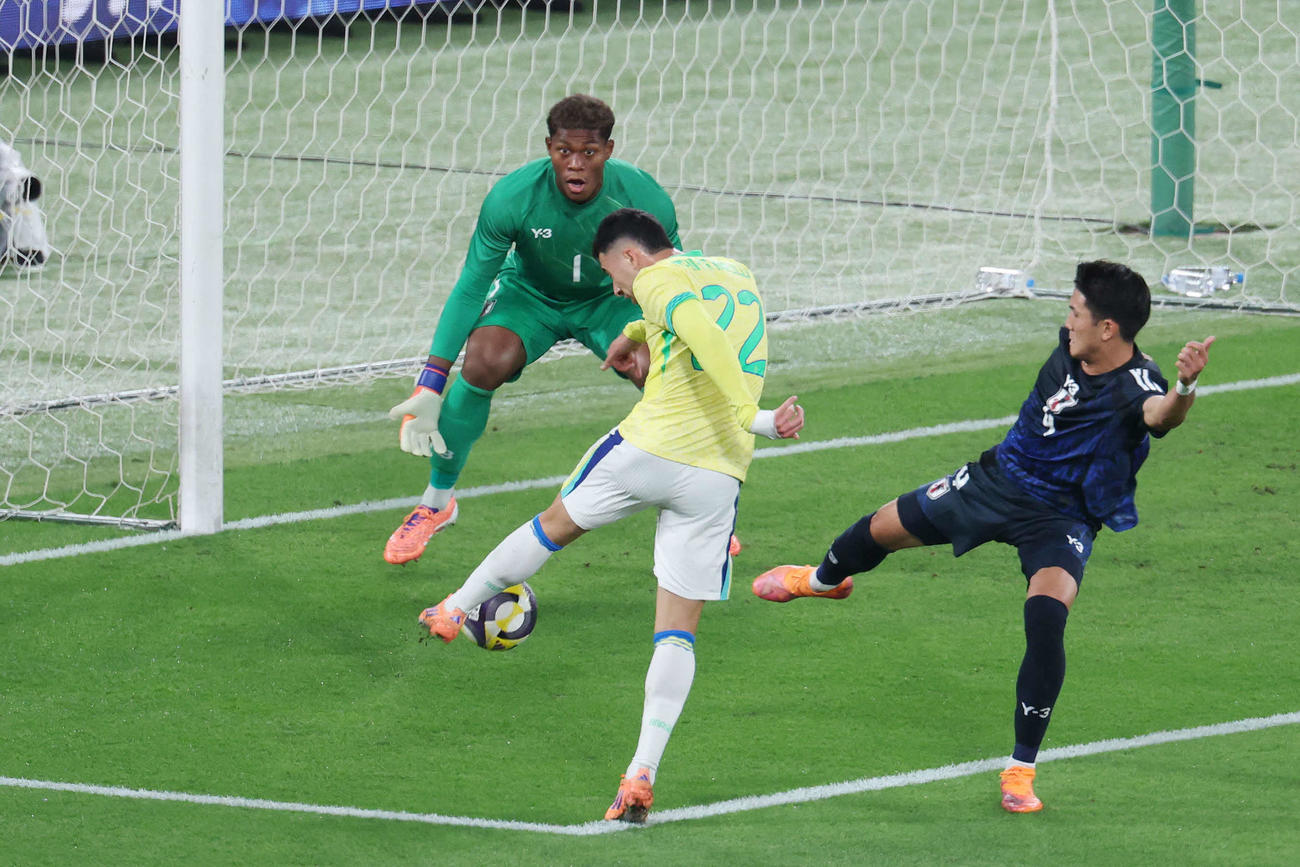 日本対ブラジル　前半、ゴールを決めるブラジルのマルチネリ（撮影・宮地輝）