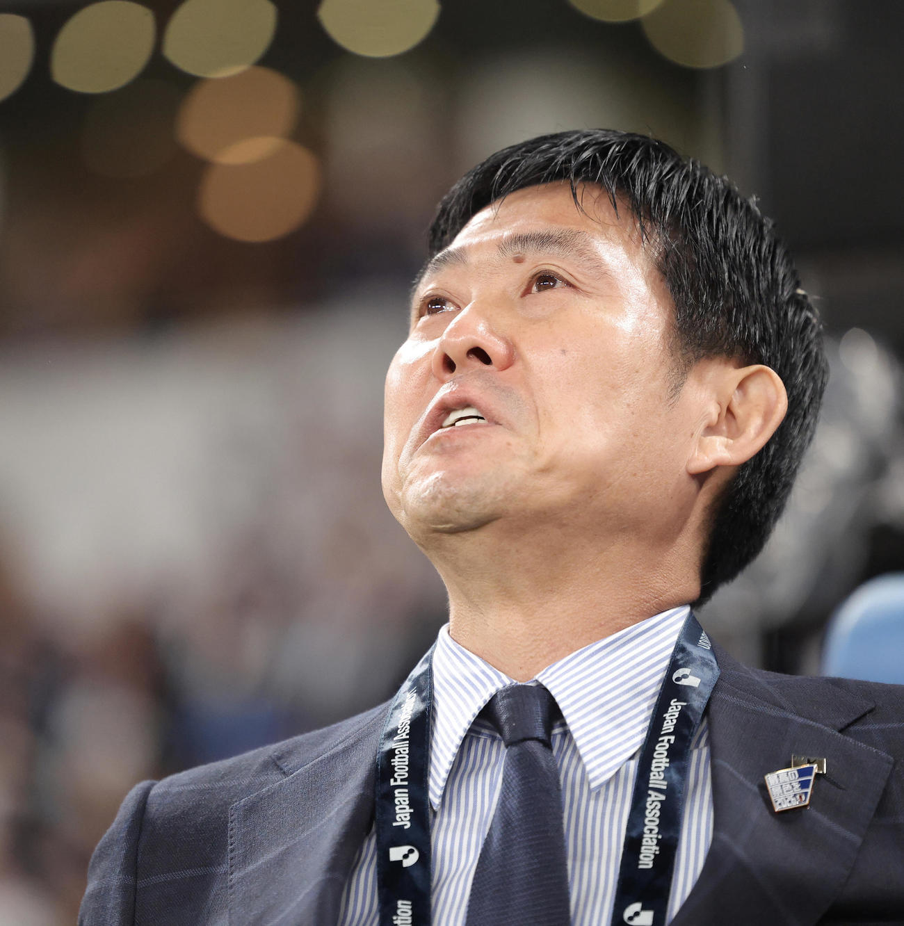 日本対ブラジル　開始前、君が代斉唱をする日本代表森保監督（撮影・河田真司）