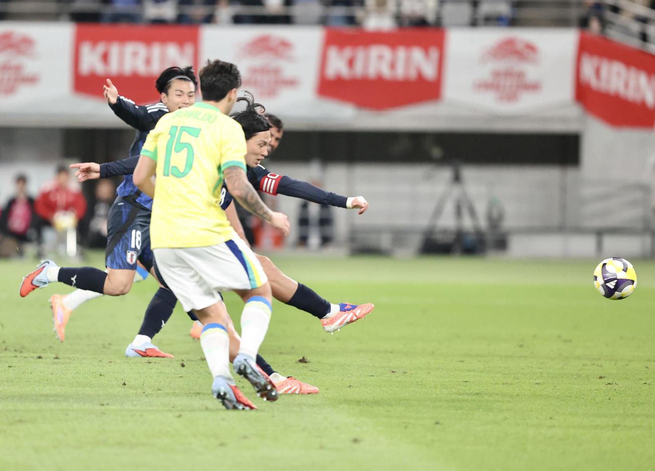 日本対ブラジル　後半、ゴールを決める南野（撮影・河田真司）