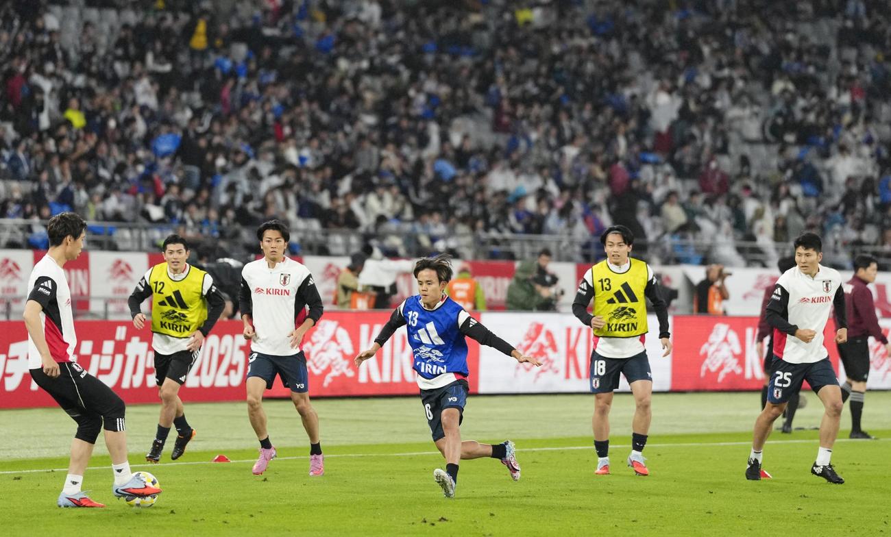 ブラジル戦を前にウオーミングアップする久保（中央）ら日本代表＝味の素スタジアム（共同）