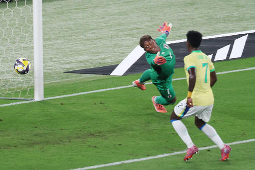 日本対ブラジル　前半、ブラジルのPエンリケにゴールを決められるGK鈴木（撮影・宮地輝）